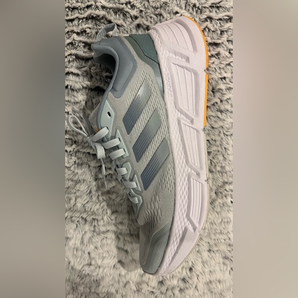 EUC Adidas Questar running shoe. Size 10. Sage green/gray. - Picture 5 of 6